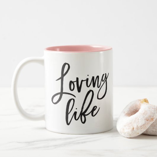 LOVING LIFE zwart minimaal script positief citaat Tweekleurige Koffiemok (Met donut)