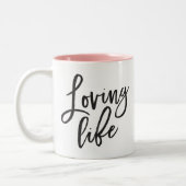 LOVING LIFE zwart minimaal script positief citaat Tweekleurige Koffiemok (Links)