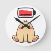 Low Battery Mood – Grappige Comic Doodle Ronde Klok (Voorkant)