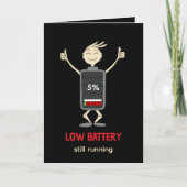 Low Battery Still Running Funny Birthday Card Feestdagen Kaart (Voorkant)