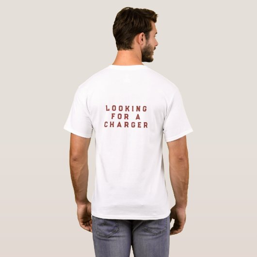 Low Battery T-Shirt– Funny “Looking for a Charger" T-shirt (Achterkant volledig)