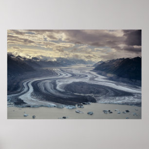 Lowell Glacier stroomt in de Alsek Poster