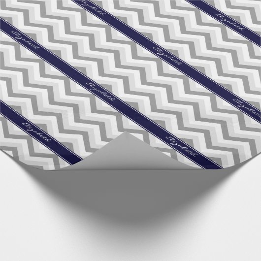 Lt Gray Med Gray White Chevron Navy Name Monogram Cadeaupapier (Hoek)
