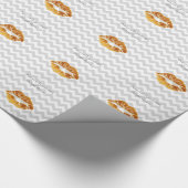 Lt Gray White Chevron, Gold Lipstick Kiss Cadeaupapier (Hoek)