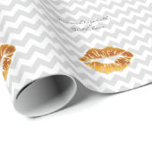 Lt Gray White Chevron, Gold Lipstick Kiss Cadeaupapier (Rol Hoek)
