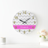 Lt Gray White Chevron Hot Pink Name Monogram Grote Klok (Huis)
