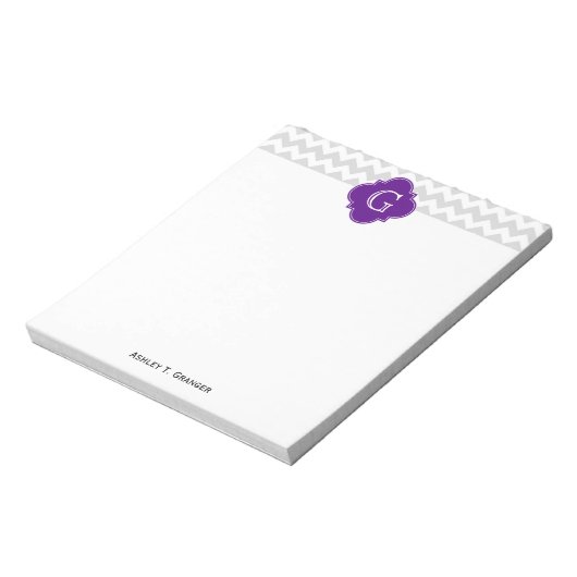 Lt Gray White Chevron Paars Quatrefoil Monogram Notitieblok (Linkerzijde)
