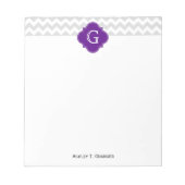 Lt Gray White Chevron Paars Quatrefoil Monogram Notitieblok (Voorkant)