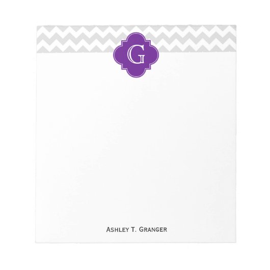 Lt Gray White Chevron Paars Quatrefoil Monogram Notitieblok (Voorkant)