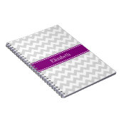 Lt Gray White Chevron Paarse naam Monogram Notitieboek (Rechterzijde)