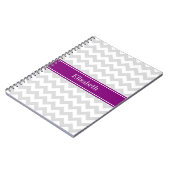 Lt Gray White Chevron Paarse naam Monogram Notitieboek (Linkerzijde)