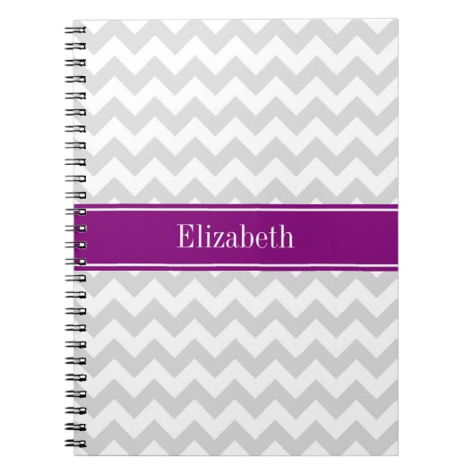 Lt Gray White Chevron Paarse naam Monogram Notitieboek (Voorkant)