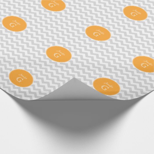 Lt Gray White Chevron Rnd Cantaloupe Name Monogram Cadeaupapier (Hoek)