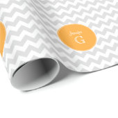 Lt Gray White Chevron Rnd Cantaloupe Name Monogram Cadeaupapier (Rol Hoek)
