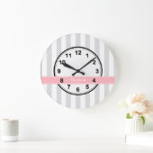 Lt Gray White Stripe Roze Naam Monogram Grote Klok (Huis)