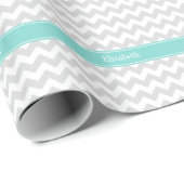 Lt Gray Wht Chevron Aqua Turquoise Naam Monogram Cadeaupapier (Rol Hoek)