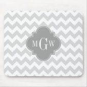 Lt Gray Wht Chevron Gray Quatrefoil 3 Monogram Muismat (Voorkant)