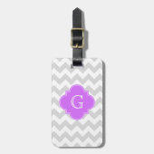 Lt Gray Wht Chevron Lila Quatrefoil Monogram Bagagelabel (Voorkant verticaal)