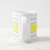 Lt Gray Wht Chevron Yellow Name Monogram Grote Koffiekop (Achterkant)