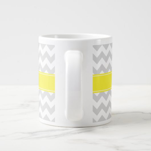 Lt Gray Wht Chevron Yellow Name Monogram Grote Koffiekop (Achterkant)