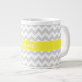 Lt Gray Wht Chevron Yellow Name Monogram Grote Koffiekop (Voorkant rechts)