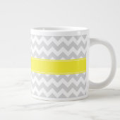 Lt Gray Wht Chevron Yellow Name Monogram Grote Koffiekop (Rechts)