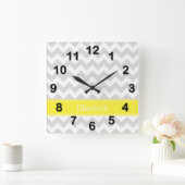 Lt Gray Wht Chevron Yellow Name Monogram Vierkante Klok (Huis)