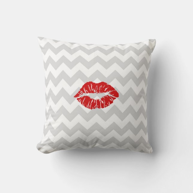 Lt Gray Witte Chevron, Rode Lippenstift Kus Kussen (Voorkant)