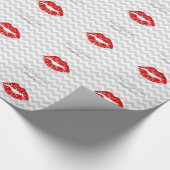 Lt Gray Witte Chevrons, Rode Lippenstift Kus Cadeaupapier (Hoek)