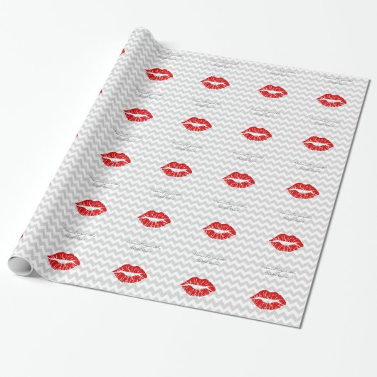 Lt Gray Witte Chevrons, Rode Lippenstift Kus Cadeaupapier (Uitgerold)