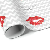 Lt Gray Witte Chevrons, Rode Lippenstift Kus Cadeaupapier (Rol Hoek)