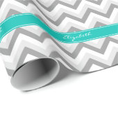 Lt Grijs Med Grijs Wit Chevron Teal Naam Monogram Cadeaupapier (Rol Hoek)