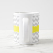 Lt Grijs Witte Chevron Gele naammonogram Grote Koffiekop (Achterkant)