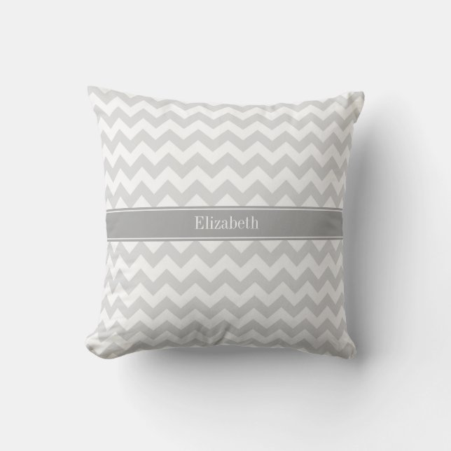 Lt Grijs Witte Chevron Grijs Naam Monogram Buitenkussen (Voorkant)