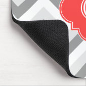 Lt Twee grijze kap Chevron SQ Coral Red Name Monog Muismat (Hoek)