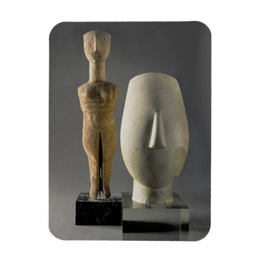 (Lto R) Figurine met gekruisde armen, Cycladic; ho Magneet (Verticaal)