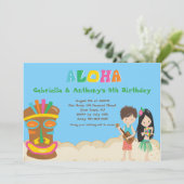 Luau Party with Boy &Girl Tiki Birthday Uitnodigin Kaart (Staand voorkant)