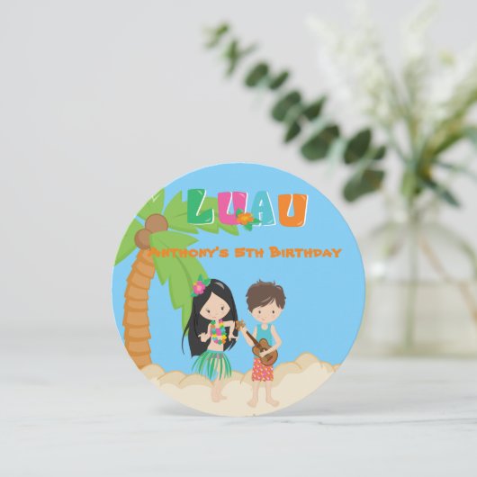 Luau Party with Palm Tree Round Invitation Kaart (Staand voorkant)
