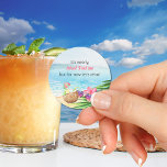 Luau Summer Beach Funny My Time Baby shower Ronde Sticker<br><div class="desc">Baby shower stickers met grappige 'bijna mijn tijd' woordspeling die luidt "Het is bijna Mai Tai'm maar voor nu laten we ontspannen!" - ideaal voor mini mocktails, spa verwennerij gunsten of cocktail theezakjes om te poppen als je pop! Waterverf design met een dromerige strandscènes, palmbladeren, zomerse accessoires, kokosmocktail en retro...</div>