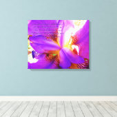 Lucas 12:27 op Paarse Iris Canvas Afdruk (Insitu (Houten vloer))
