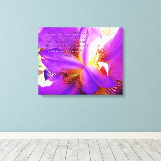 Lucas 12:27 op Paarse Iris Canvas Afdruk (Insitu (Houten vloer))