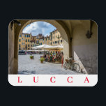 Lucca Piazza Anfiteatro fridge magnet Magneet<br><div class="desc">Een prachtig uitzicht van een deel van Piazza Anfiteatro in de Italiaanse stad Lucca in Toscane, bedrukt op een souvenir fridge magnet.</div>
