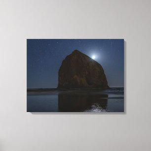 Lucht boven Haystack Rock Cannon Beach, Oregon Canvas Afdruk
