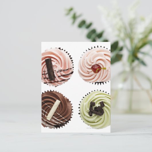 Lucht uitzicht van vier koppencakes op wit briefkaart (Staand voorkant)