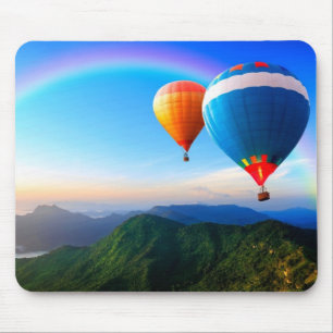 Luchtballon boven bergen regenboogmousepad muismat