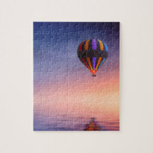 Luchtballon boven de oceaan bij zonsondergang