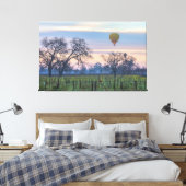 Luchtballon boven de wijngaard canvas afdruk (Insitu (Slaapkamer))