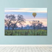 Luchtballon boven de wijngaard canvas afdruk (Insitu (Houten vloer))