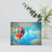 Luchtballon in de blauwe lucht briefkaart (Staand voorkant)