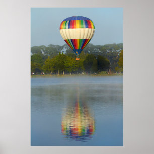 Luchtballon over de rivier poster